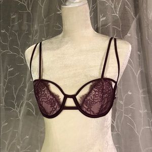 VICTORIA’S SECRET • strap and lace bra